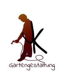 Schattenriss einer Person mit Gartenschlauch, Text: "Gartengestaltung" darunter.