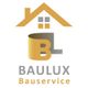 Logo mit Dach, Fenster, „BL“-Symbol und Text „BAULUX Bauservice“ in Gold und Grau.