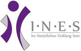 INE·S Logo mit lila Grafik und Text "Im Natürlichen Einklang Sein" daneben.