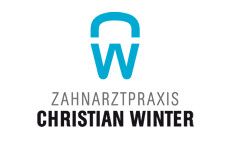 "Logo der Zahnarztpraxis Christian Winter mit stilisiertem Zahn und Buchstabe W."