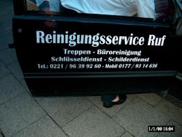 Schwarzes Auto mit der Aufschrift "Reinigungsservice Ruf" und Kontaktdaten.
