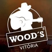 Silhueta de cowboy com violão e logotipo "Wood's Vitória". Fundo marrom com luzes.