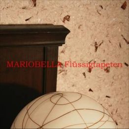 Dunkles Holz, runde Lampe und cremefarbene Flüssigtapete mit braunen Mustern im Hintergrund.