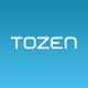 Blauer Hintergrund mit weißem Text "TOZEN" in moderner Schriftart.