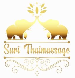 Zwei goldene Elefanten, umgeben von floralen Mustern, über dem Schriftzug "Suri Thaimassage".