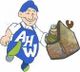 Cartoon-Handwerker mit blauer Mütze und Latz über "AHW", hält eine Werkzeugtasche.
