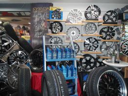 Autoteileshop mit Reifen, Felgen und Schmierölregalen.