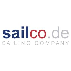 Logo von sailco.de in Blau und Rot, mit dem Text "SAILING COMPANY" darunter.