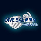 Logo von "Dive Saloon Ansbach" mit Tauchflossen und Taucherbrille auf dunkelblauem Hintergrund.