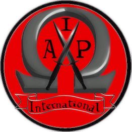Rotes Logo mit grauem Omega, zwei Schwertern und den Buchstaben IAXP, unten Schrift "International".