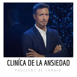 Hombre con traje oscuro y brazos cruzados, texto "Clínica de la Ansiedad. Procesos de Cambio".