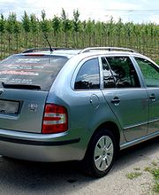 Skoda Fabia Kombi mit getönten Scheiben und Folienwerbung