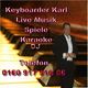 Mann im Anzug vor Klavier, Text: Keyboarder Karl, Live Musik, Spiele, Karaoke, DJ, Telefon.