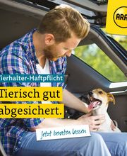 Mann sitzt im Auto mit Hund, daneben Text "Tierisch gut abgesichert" von ARAG.