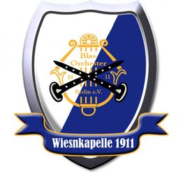 Wappen mit Harfe, Schwertern und Schriftzug "Blasorchester Berlin e.V. Wiesnkapelle 1911".