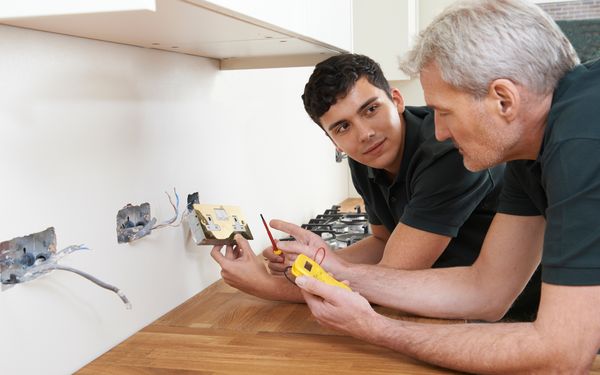 Ein Elektriker nimmt an einem Fortbildungskurs teil, in dem er nützliche Tipps für sein Arbeitsgebiet erlernt.