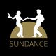 Scherenschnitt von tanzendem Paar über beigem Bogen, darunter Text "Sundance".