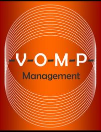 Roter Hintergrund mit weißem Kreis und Text "VOMP Management" in der Mitte.