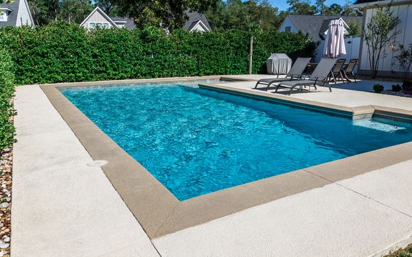 Privater Pool bei schönem Sommerwetter