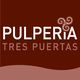 Logo de Pulpería Tres Puertas con fondo marrón y diseño en espiral sobre la letra "I".