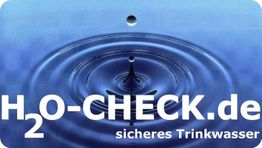 Wasserkrone mit Tropfen, Text: "H2O-CHECK.de - sicheres Trinkwasser" in Weiß auf Blau.