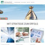 Geschäftsstrategie-Webseite mit Bildern von Schachfigur, Bürogebäuden, Notizen und Diagrammen.