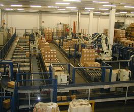 Palettieranlage mit 4 Kawasaki Robotern