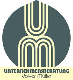 Logo mit stilisiertem "UM", Text: "UNTERNEHMENSBERATUNG Volker Müller", Farben: Grau und Beige.