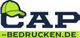 Logo mit einem grünen Cap und dem Text "CAP-BEDRUCKEN.DE" auf gelbem Hintergrund.