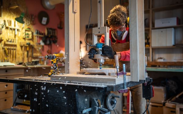 Schreiner fräßt ein Stück Holz