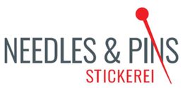 Logo mit Text "NEEDLES & PINS STICKEREI", Nadel symbolisch über dem Wort.