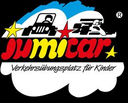 Logo von Jumicar, Verkehrstrainingsplatz für Kinder mit Auto- und Kartgrafiken auf schwarzem Hintergrund.