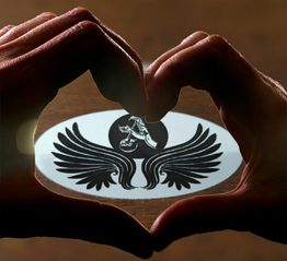 Mani formano un cuore intorno a un logo con aquila nera su sfondo marrone.