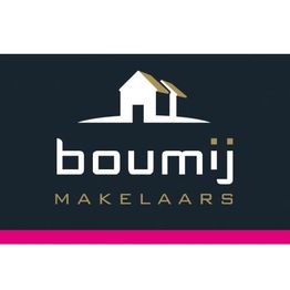 Wit huislogo boven tekst "boumij makelaars" op donkere achtergrond met roze streep.