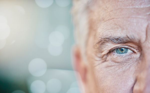 Alter Mann mit blau braunen Augen