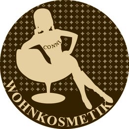 Silhouette einer Frau auf einem Stuhl, beschriftet mit "Conny", gezielt auf Hauskosmetik.