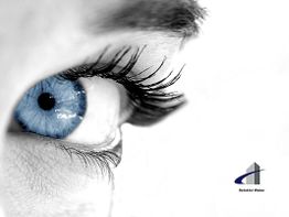 Nahaufnahme eines blauen Auges mit auffälligen Wimpern, daneben ein Logo mit der Aufschrift "Detektiv Weber".
