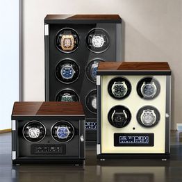 Uhrenbeweger mit mehreren Uhren auf glattem Untergrund, teils beleuchtet, in Holzoptik.