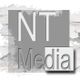 Graues Logo mit den Buchstaben "NT Media" auf strukturiertem Hintergrund.