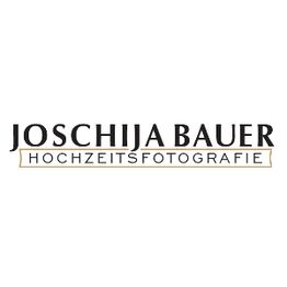 Logo mit Text "Joschija Bauer Hochzeitsfotografie" in schwarzer Schrift auf weißem Hintergrund.