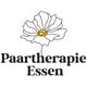 Blume mit Text: "Paartherapie Essen".