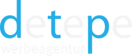 „Detepe Werbeagentur“-Logo in blauer und weißer Schrift auf transparentem Hintergrund.