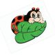 Coccinella cartoon su foglia verde con occhi grandi e faccia sorridente.