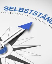 Ein Kompass zeigt auf das Wort "Selbstständigkeit" mit einem blauen Pfeil.