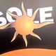 Illustrazione di sole arancione con scritta "SOLE" su sfondo nero.