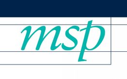 Schriftzug "msp" in türkisem Kursivstil auf weißem Hintergrund mit blauen Linien.