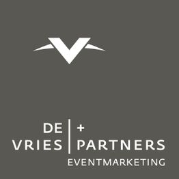 Logo von "De Vries + Partners Eventmarketing" auf grauem Hintergrund mit weißem Symbol oben.