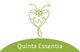 Groen logo van Quinta Essentia, bloemachtig ontwerp boven de tekst op groene achtergrond.