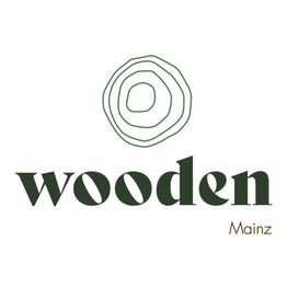 Logo mit stilisiertem Holzring und dem Text "wooden Mainz" in dunklem Grün und Braun.