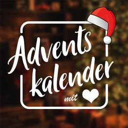 Text "Adventskalender mit Herz" auf unscharfem Hintergrund mit Tannenbaum und Weihnachtsmütze.